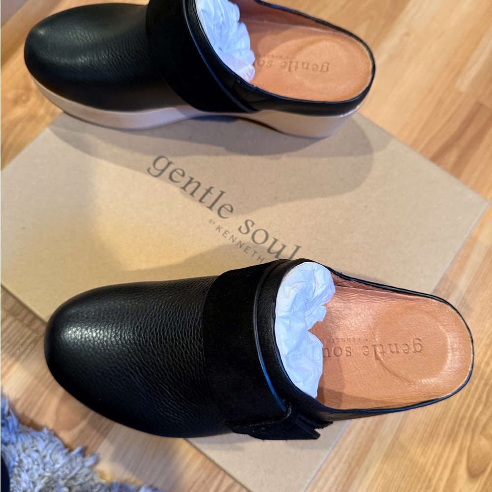 Henley Clog Gentle Souls by Kenneth Cole. Women’s black leather/suede. Size 6.5. - Picture 2 of 13
